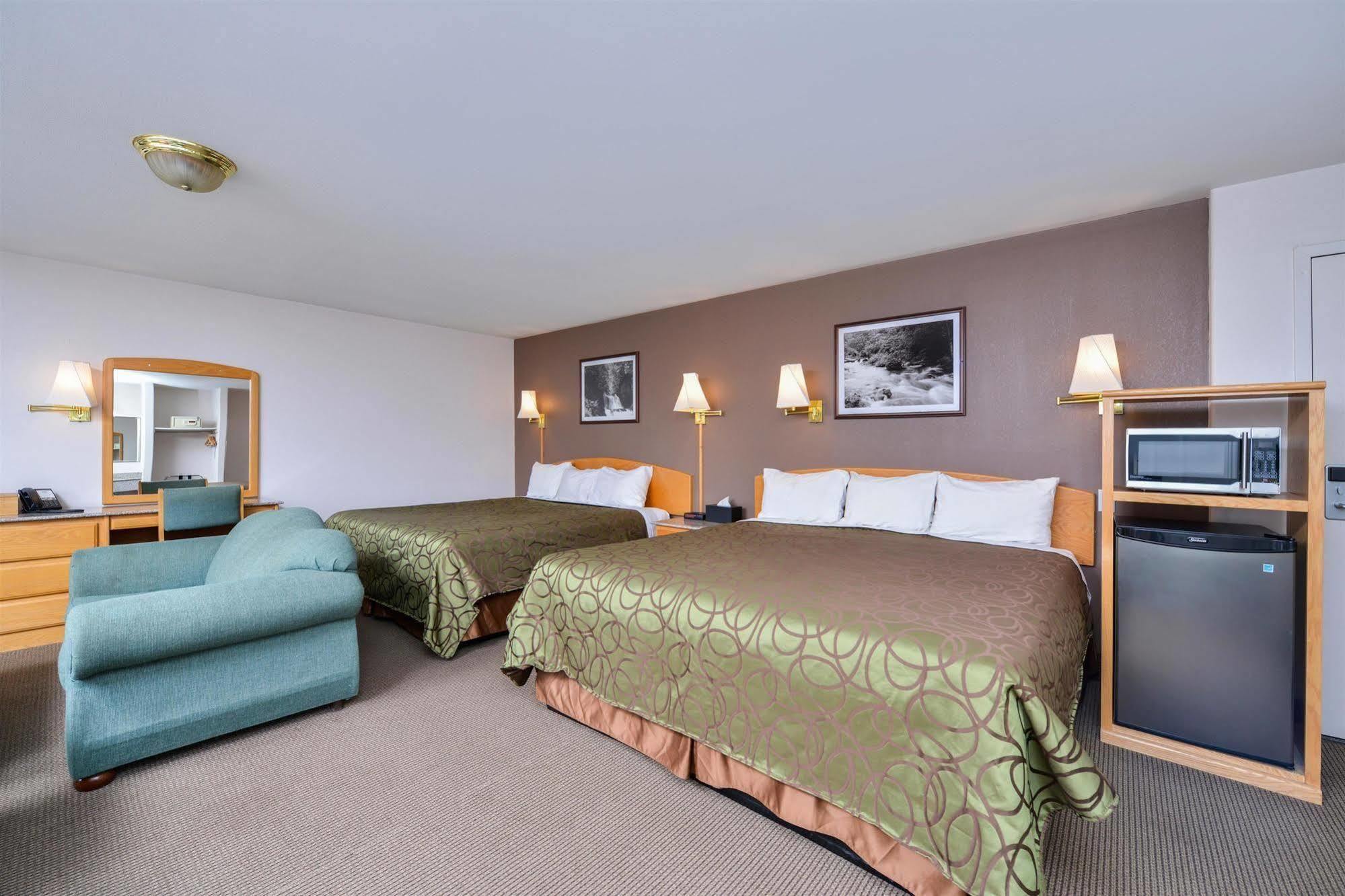 Canadas Value Hotel 4*