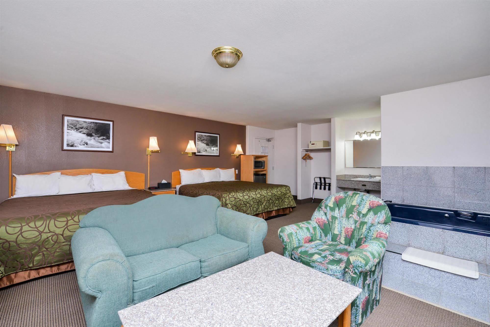 Canadas Value Hotel 4*